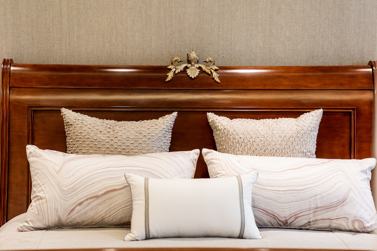 bedroom-headboard-accent-pillows-interior-design