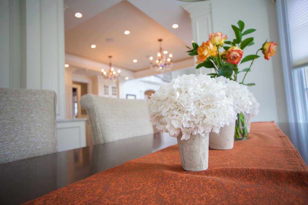 dining-table-rust-orange-runner-flower-vases