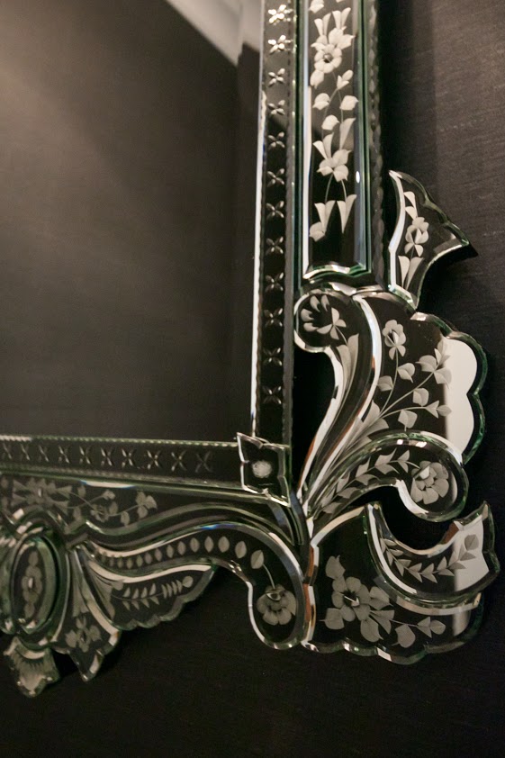 mirror-corner-details-etched-glass-design