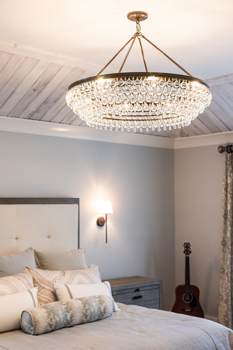 primary-bedroom-chandelier-interior-design