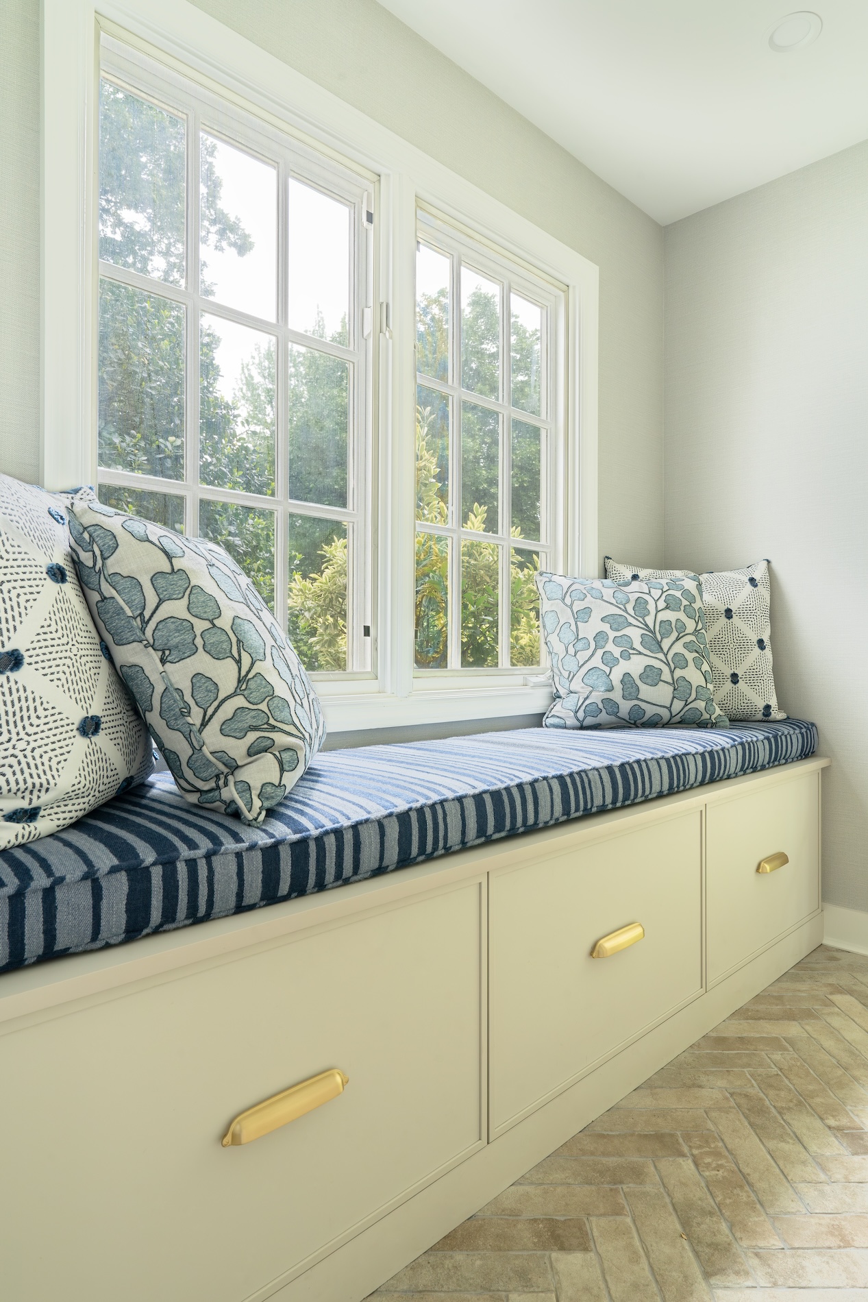 Bench Seat With Drawer Storage